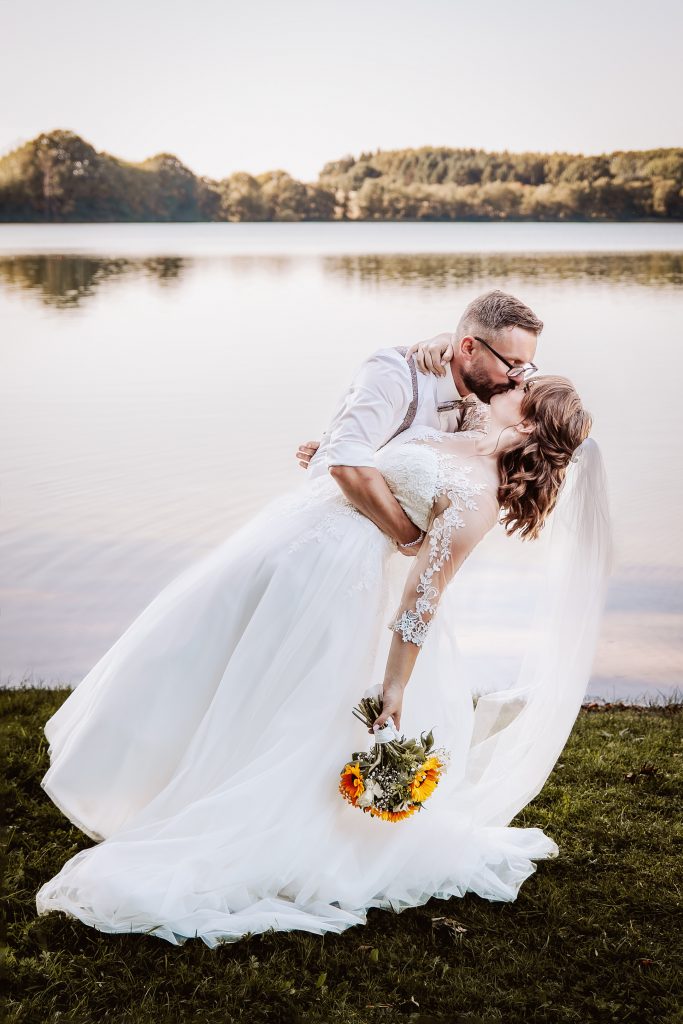 Magische Momente unter freiem Himmel: Cèline und Christians Gartenhochzeit auf dem Festhof Grebin